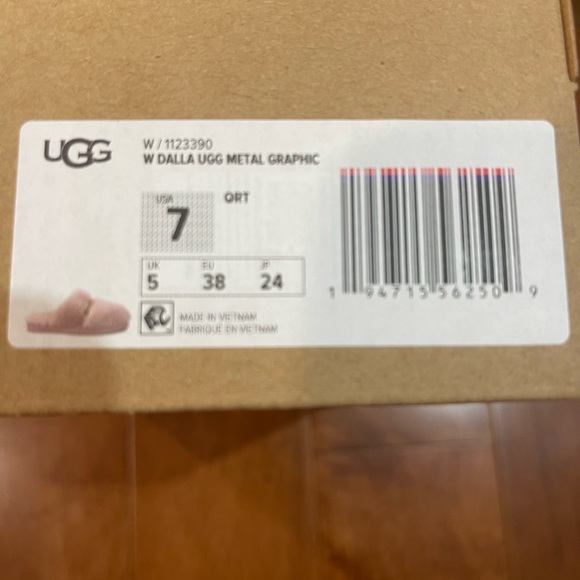 UGG W DALLA UGG METAL GRAPHIC VARIOUS SIZES - Picture 6 of 6